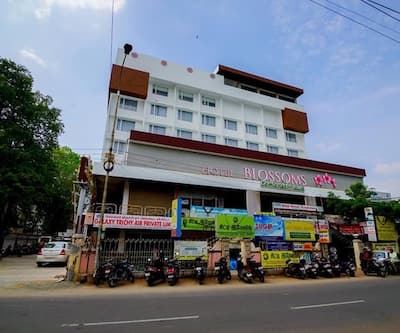 https://imgcld.yatra.com/ytimages/image/upload/t_hotel_yatra_city_desktop/v1545810894/Hotel/Tiruchirappalli/00146622/Overview_NXdSH3.jpg