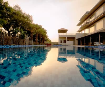 https://imgcld.yatra.com/ytimages/image/upload/t_hotel_yatra_city_desktop/v1546853452/Hotel/Jaipur/00144875/Swimming_Pool_sVDBg4.jpg