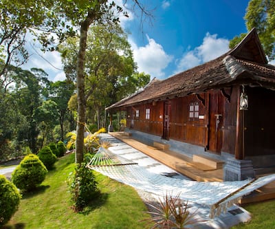 https://imgcld.yatra.com/ytimages/image/upload/t_hotel_yatra_city_desktop/v1551069883/Hotel/Thekkady/00144789/Heritage_room_exterior_bS2LT8.jpg