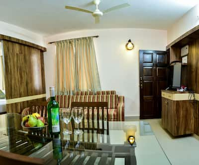 https://imgcld.yatra.com/ytimages/image/upload/t_hotel_yatra_city_desktop/v1552810598/Hotel/Goa/00009406/10987773_2_Bedroom_Apartment_OLQlQW.jpg