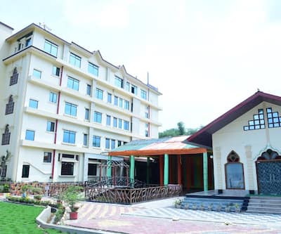 https://imgcld.yatra.com/ytimages/image/upload/t_hotel_yatra_city_desktop/v1555582641/Hotel/Guwahati/00020641/11749517_Dichang-resort14_eXdNmn.jpg