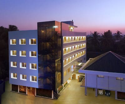 https://imgcld.yatra.com/ytimages/image/upload/t_hotel_yatra_city_desktop/v1556000780/Hotel/Kozhikode/00151460/Exterior_BPbdDW.jpg