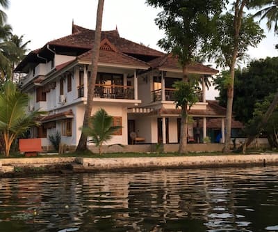 https://imgcld.yatra.com/ytimages/image/upload/t_hotel_yatra_city_desktop/v1557488257/Hotel/Alappuzha/00009675/New_Villa_gvAj98.jpg