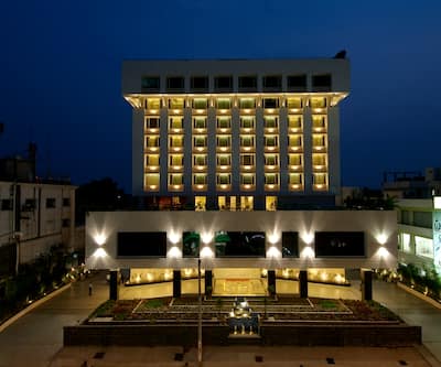 https://imgcld.yatra.com/ytimages/image/upload/t_hotel_yatra_city_desktop/v1558788578/Hotel/Vijayawada/00004129/77715542-H1-Facade_DMBPQA.jpg