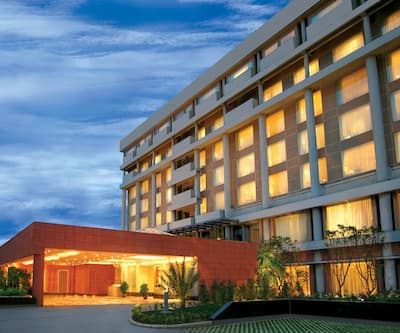 https://imgcld.yatra.com/ytimages/image/upload/t_hotel_yatra_city_desktop/v1559133529/Hotel/Chandigarh/00001731/27652939-H1-001_Exterior_ePXeef.jpg