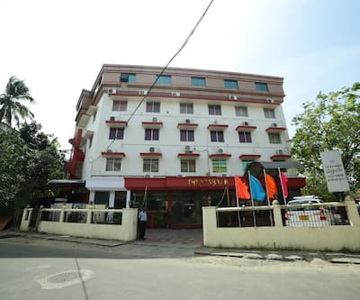 https://imgcld.yatra.com/ytimages/image/upload/t_hotel_yatra_city_desktop/v1561114565/Hotel/Guruvayoor/00052704/Exterior_fFwQtD.jpg