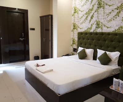 https://imgcld.yatra.com/ytimages/image/upload/t_hotel_yatra_city_desktop/v1562864198/Hotel/00156724/The_JK_Hotel_-_Nagpur_Railway_Station_-Super_Deluxe_Ac_Rooms-New_(2)_T8MFDV.jpg