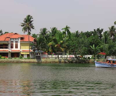 https://imgcld.yatra.com/ytimages/image/upload/t_hotel_yatra_city_desktop/v1563447722/Hotel/Alappuzha/00150218/195161423_UjzKsR.jpg