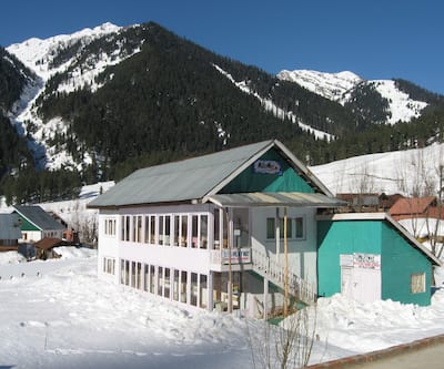 https://imgcld.yatra.com/ytimages/image/upload/t_hotel_yatra_city_desktop/v1564049390/Hotel/Pahalgam/00062647/2431547_orig_mgZyGB.jpg