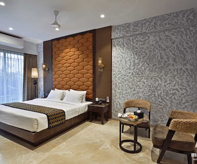 https://imgcld.yatra.com/ytimages/image/upload/t_hotel_yatra_city_desktop/v1571207006/Hotel/Lonavala/00030095/Superior_Room_LgiGuJ.jpg