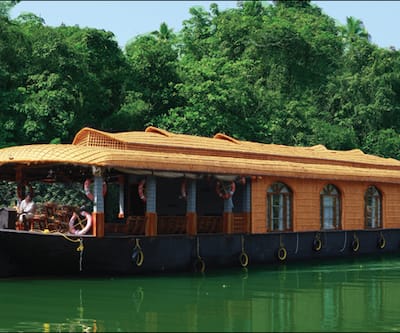 https://imgcld.yatra.com/ytimages/image/upload/t_hotel_yatra_city_desktop/v1573110785/Hotel/Kumarakom/00003667/1_Img4_-_XEBFsT.jpg