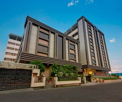 https://imgcld.yatra.com/ytimages/image/upload/t_hotel_yatra_city_desktop/v1573208324/Hotel/Aurangabad/00157280/HOTEL_FACADE_IqyEU5.jpg