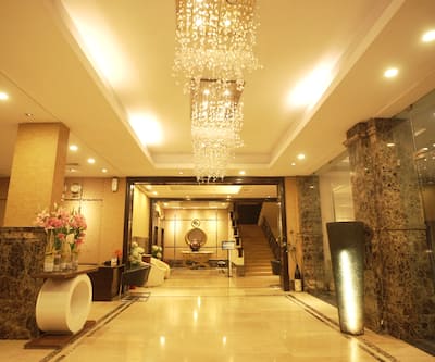 https://imgcld.yatra.com/ytimages/image/upload/t_hotel_yatra_city_desktop/v2043608902/Hotel/00004708/PAL_Heights_Main_Building_Lobby_2_KCVQ2O.png