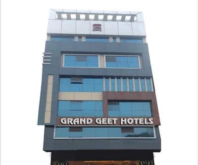 https://imgcld.yatra.com/ytimages/image/upload/t_hotel_yatra_city_desktop/v3045366623/Hotel/Kanpur/00016737/Grand_geet_Hotel_facade_Kanpur_x8PCXJ.jpg