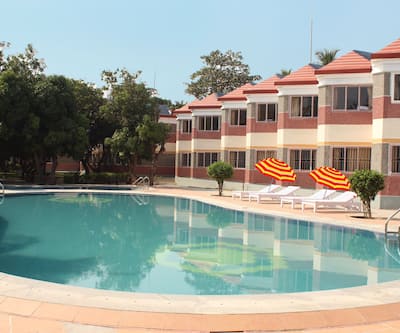 https://imgcld.yatra.com/ytimages/image/upload/t_hotel_yatra_city_desktop/v3983162566/Hotel/Mahabalipuram/00191146/Swimming_Pool_zME7oS.jpeg