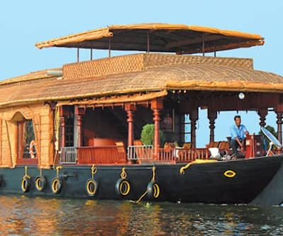 https://imgcld.yatra.com/ytimages/image/upload/t_hotel_yatra_city_desktop/v4105637027/Hotel/Alappuzha/00187136/house_boat_alleppey_hero_banner_d1X9Bv.jpg