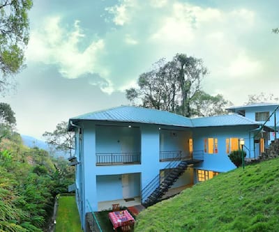 https://imgcld.yatra.com/ytimages/image/upload/t_hotel_yatra_city_desktop/v4319656726/Hotel/Munnar/00187071/1_5M2wsE.jpg