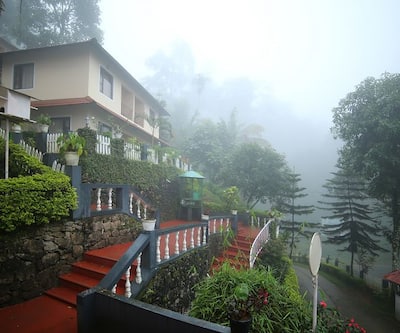 https://imgcld.yatra.com/ytimages/image/upload/t_hotel_yatra_city_desktop/v4565670642/Hotel/Munnar/00186849/Exterior_2_DZKXci.jpg