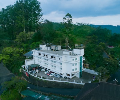 https://imgcld.yatra.com/ytimages/image/upload/t_hotel_yatra_city_desktop/v5389637409/Hotel/Munnar/00001235/DJI_0027_1__CgWEKo.jpg