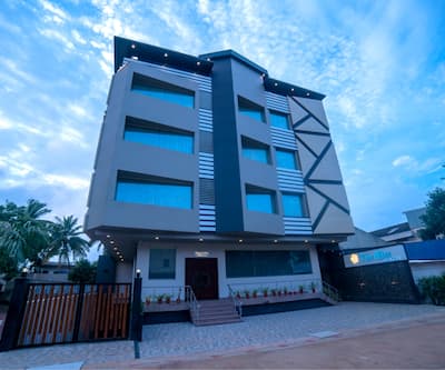 https://imgcld.yatra.com/ytimages/image/upload/t_hotel_yatra_city_desktop/v5846127980/Hotel/Hubli/00197368/Facade_Online_tHgPFo.jpg