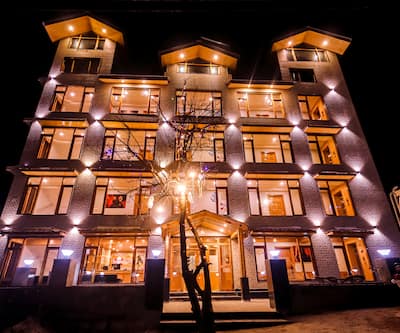 https://imgcld.yatra.com/ytimages/image/upload/t_hotel_yatra_city_desktop/v7321254865/Hotel/Manali/00186981/Hotel_Smugglers_Entrance_hotels_in_Manali_erJVWa.jpg