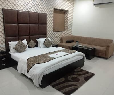 https://imgcld.yatra.com/ytimages/image/upload/t_hotel_yatra_city_desktop/v7347744116/Hotel/Kanpur/00156758/hotel_mandakini_lush_room_46_nxpHnA.jpeg