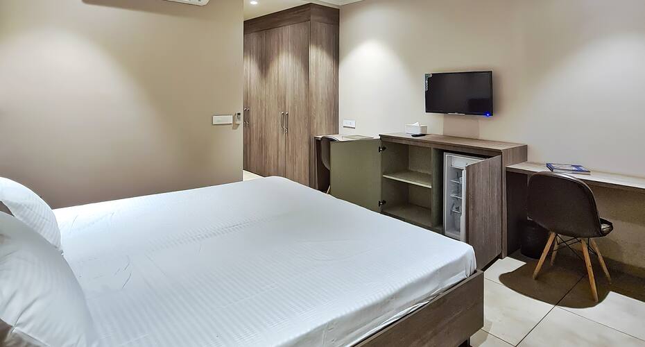 ROSASTAYS Gurugram Golf Course, Gurgaon 2