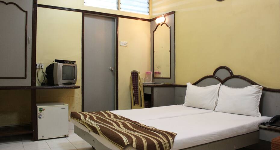 Hotel New Bengal Mumbai Reviews Photos Address Hotel New Bengal Mumbai Reviews, Bed & Room Porter Queen Portrait Wall Bed With Desk