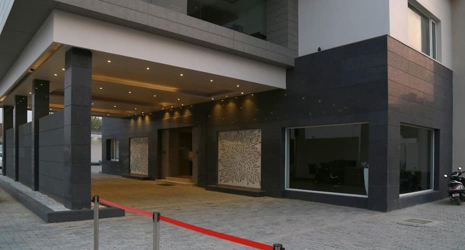 Solitaire Grand Hotel Sirsa Price Reviews Photos Address With the hotel officially opening its doors to guests in november of 2017, the solitaire offers the most contemporary design, facilities, and dining and bar options—making it the best hotel sukhumvit offers. solitaire grand hotel sirsa price