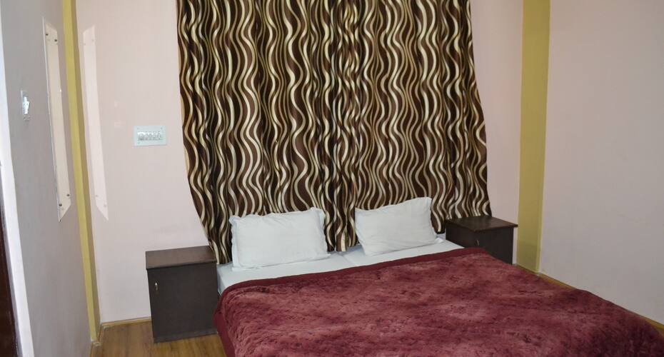 Hotel Ibni Gani Dalgate Hotel Booking Hotels In Srinagar Bigbreaks Com Use our website to book hotel grand ibni gani. bigbreaks com