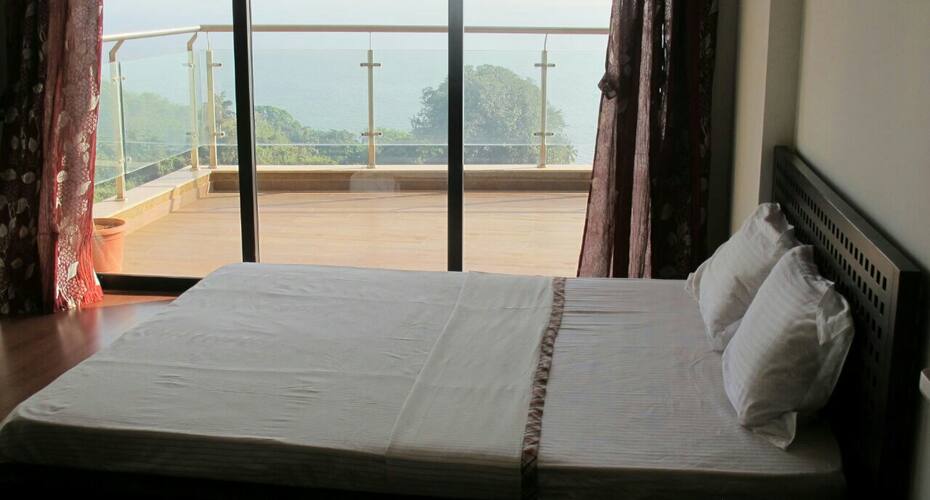 Spacious apartment at dona paula, Goa 3