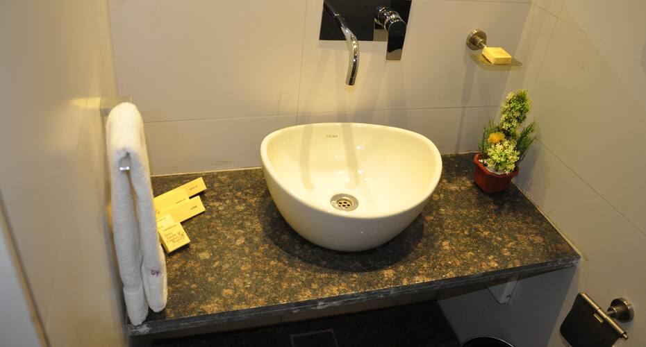 Mango Hotels ,Tansha Regal, Vadodara 2