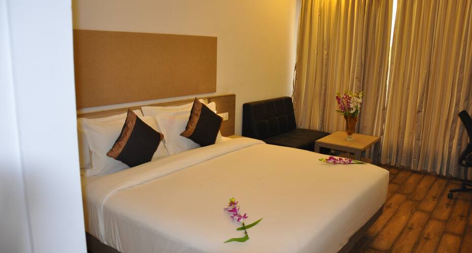 Mango Hotels ,Tansha Regal, Vadodara 4