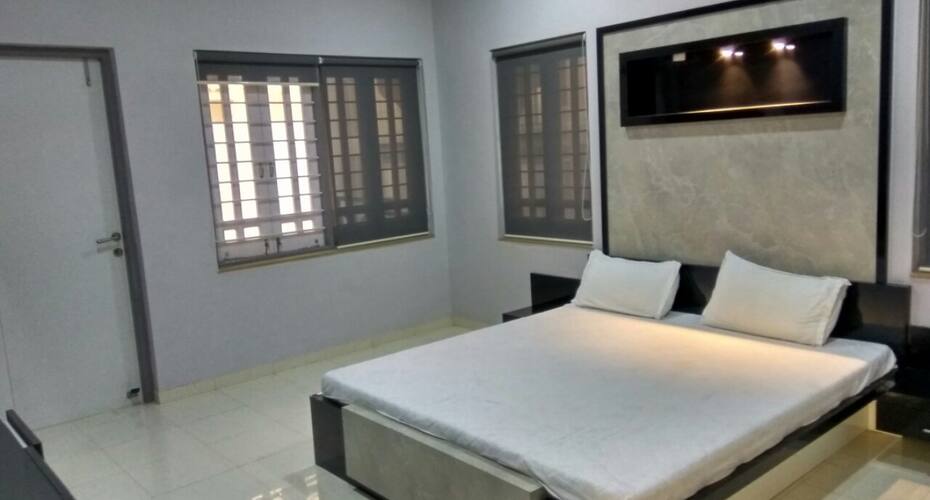 Rooms in Prahladnagar & S G Highway, Ahmedabad 3