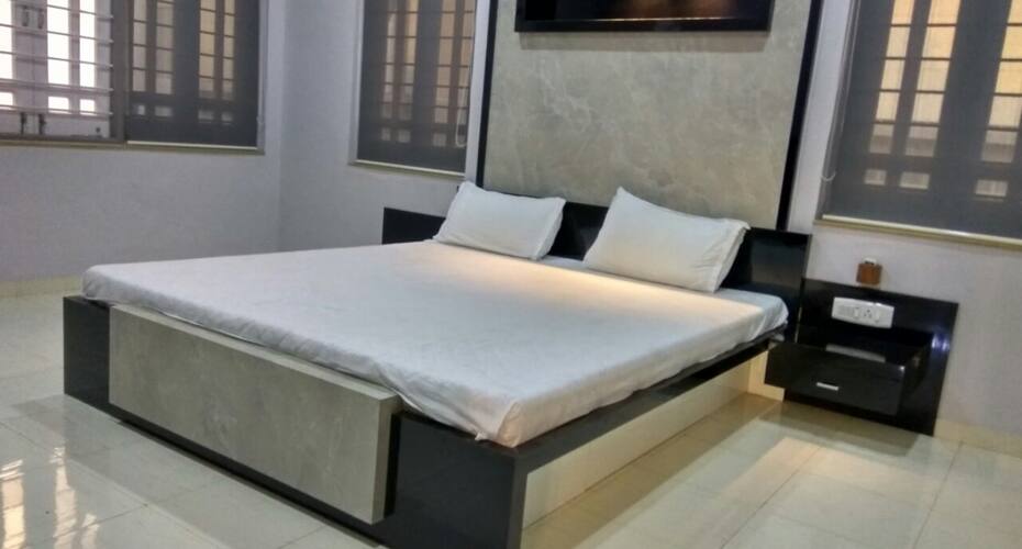 Rooms in Prahladnagar & S G Highway, Ahmedabad 5