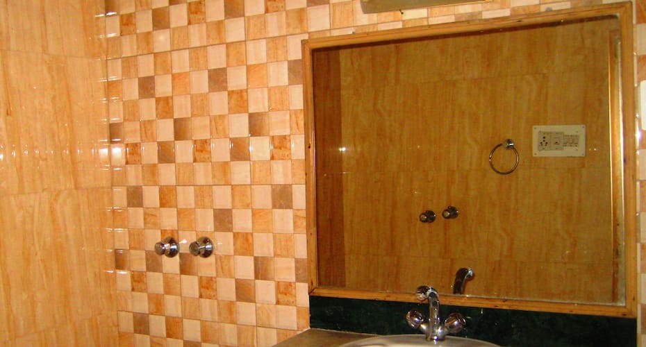 ADB Rooms Hotel Lake Resort Boutique, Srinagar 2