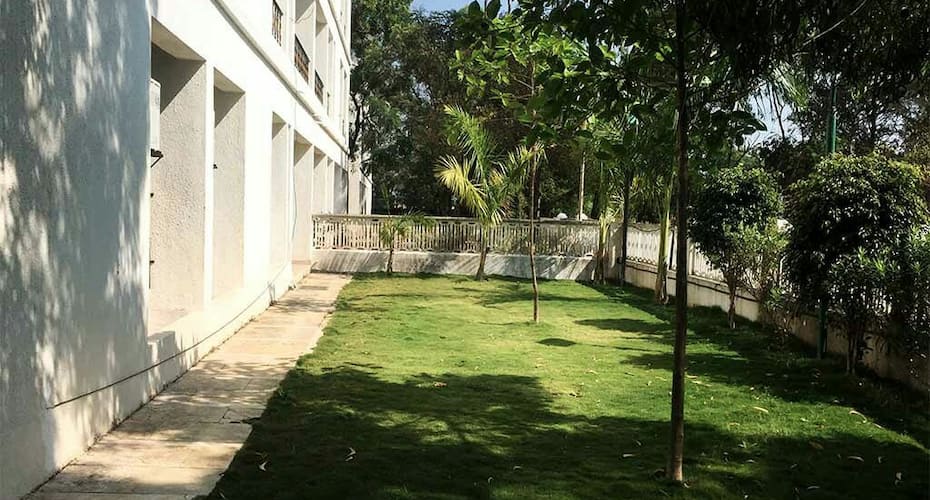 Lilac Homestays. 2 BHK serviced Apartment with a common pool, Lonavala 5