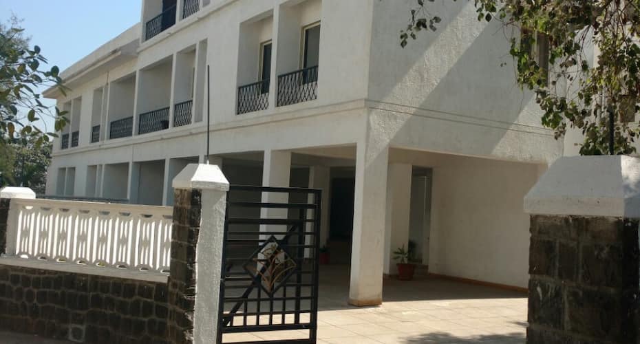 Lilac Homestays. 2 BHK serviced Apartment with a common pool, Lonavala 4
