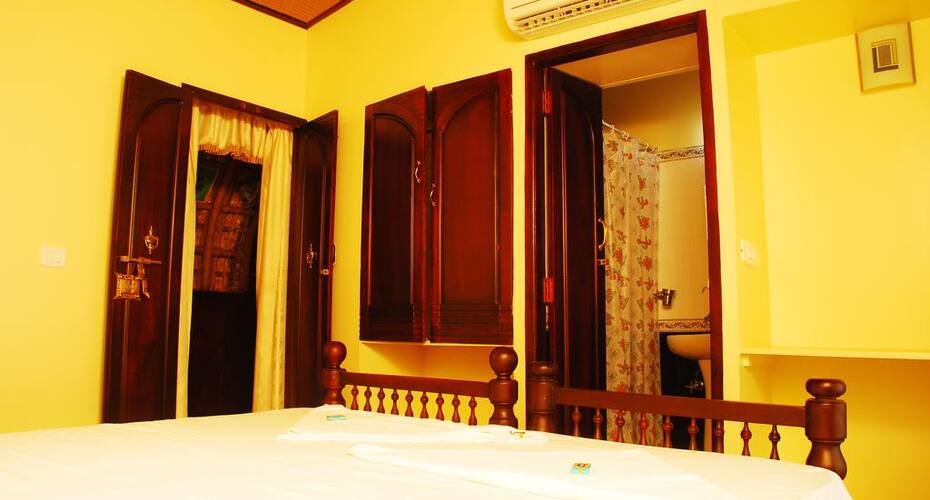 Tharavad houseboat, Alleppey 1
