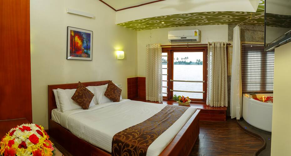 Abad Houseboat, Kochi 4