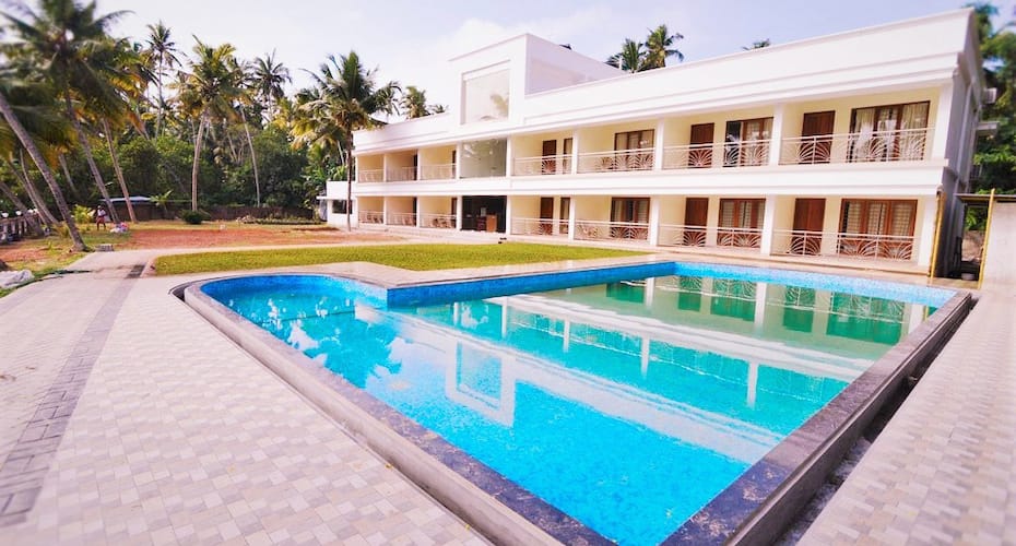 https://imgcld.yatra.com/ytimages/image/upload/t_hotel_yatra_details_desktop/v1498736618/Hotel/Thiruvananthapuram/00088403/Overview_LYr79r.jpg