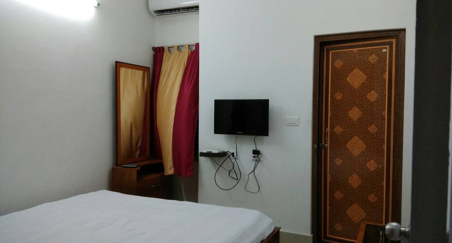 India Tours Only Kavita Guest House, Tarapith 1