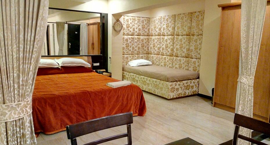 Suite room ( Stay in Bandra west), Mumbai 1