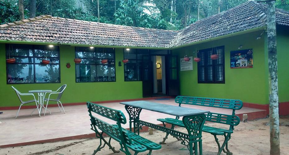 https://imgcld.yatra.com/ytimages/image/upload/t_hotel_yatra_details_desktop/v1500292315/Hotel/Wayanad/00010157/1_d4e5KI.jpg