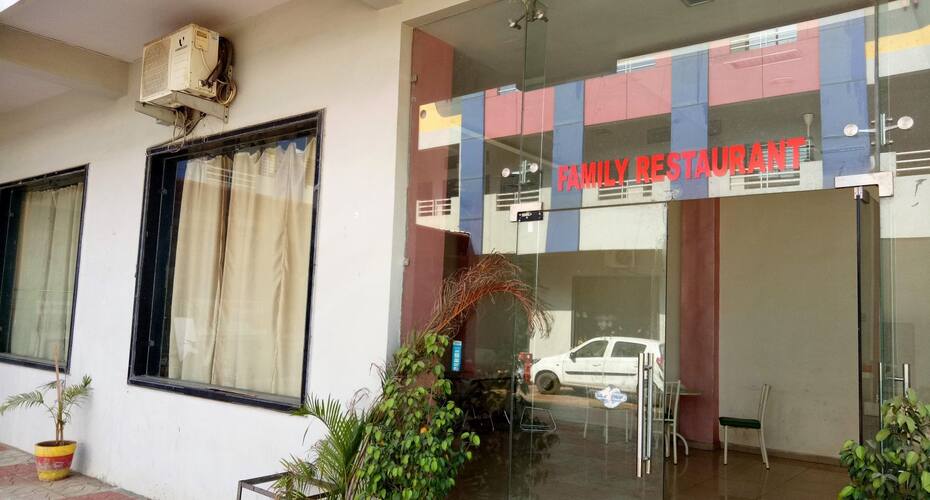 Hotel The Saffron Bar and Restaurant, Barwani 3
