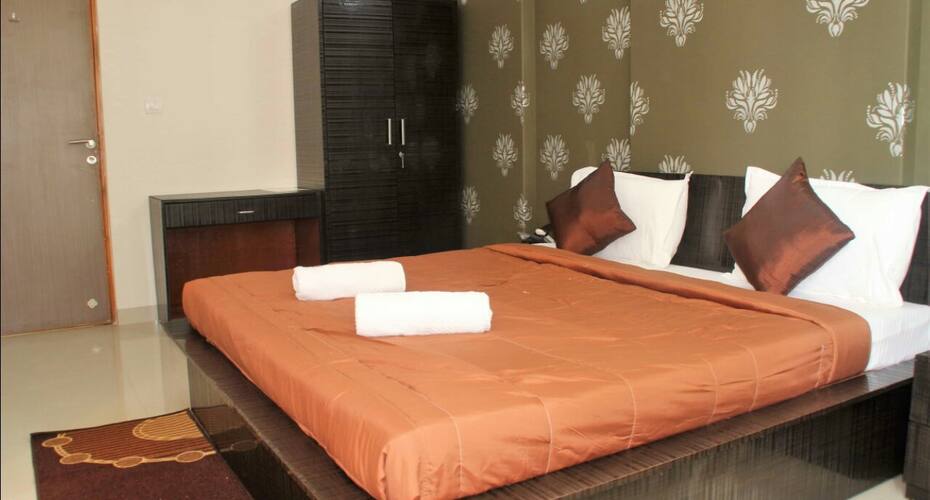 Stay Insta -  3 Bedroom Serviced Apartment, Mumbai 1
