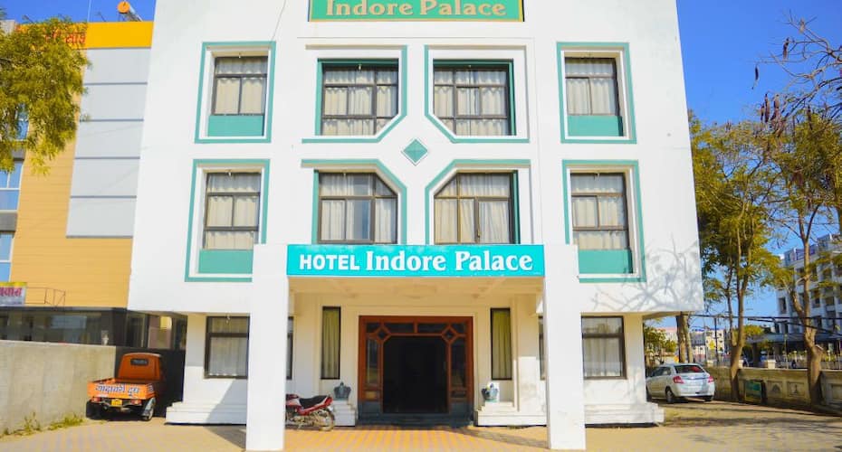 https://imgcld.yatra.com/ytimages/image/upload/t_hotel_yatra_details_desktop/v1501220110/Hotel/Shirdi/00022207/Exterior_0QjcQ7.jpg