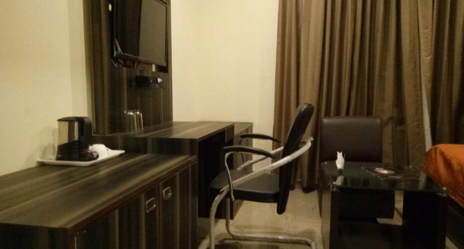Hotel The Majestic Crown, Zirakpur 4