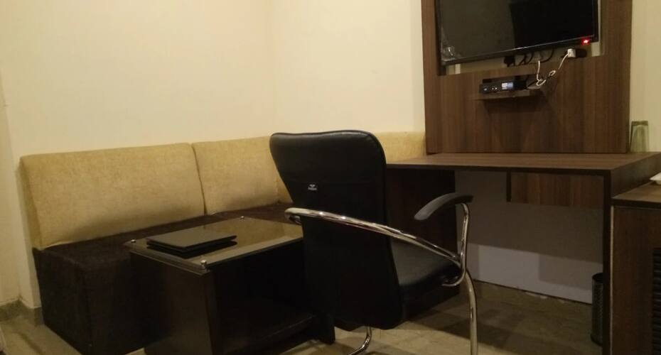 Hotel The Majestic Crown, Zirakpur 5