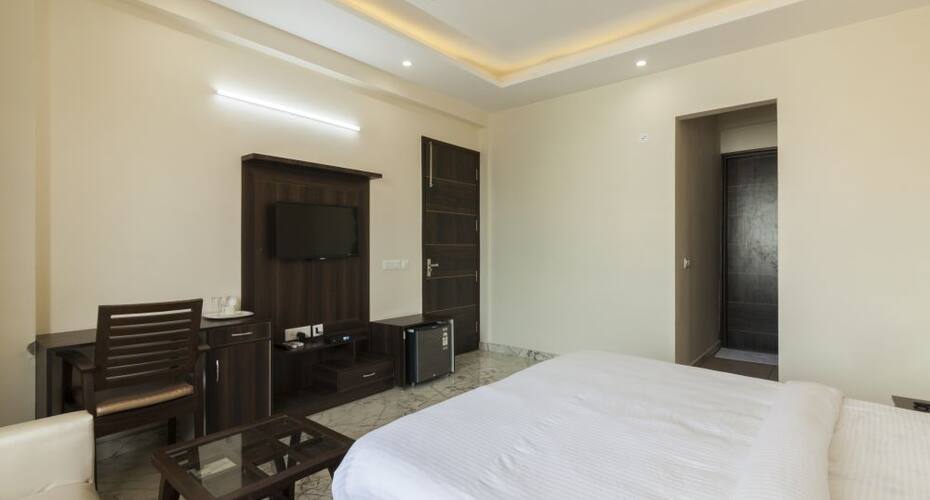 FabHotelTavishkGolfCourseRoad, Gurgaon 5